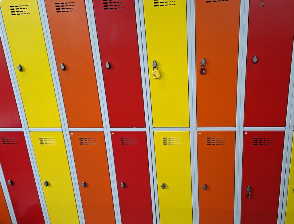 Spinde in gelb, orange und rot