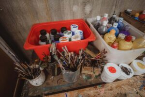 Kunstbedarf Farben und Pinsel