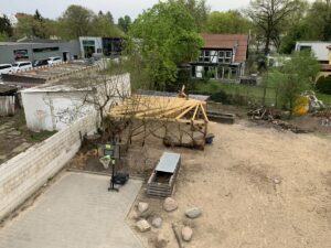 Luftbild des fertigen "Grünen Klassenzimmers", eine Holzkonstruktion mit offenem Dach und einer Art Zaun.