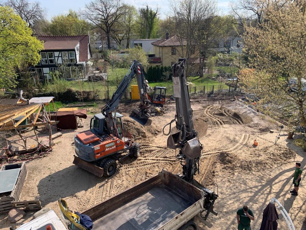 Es geht los. Mit LkW, Hebebühne und Bagger wird der festgelegte Ort vorbereitet.