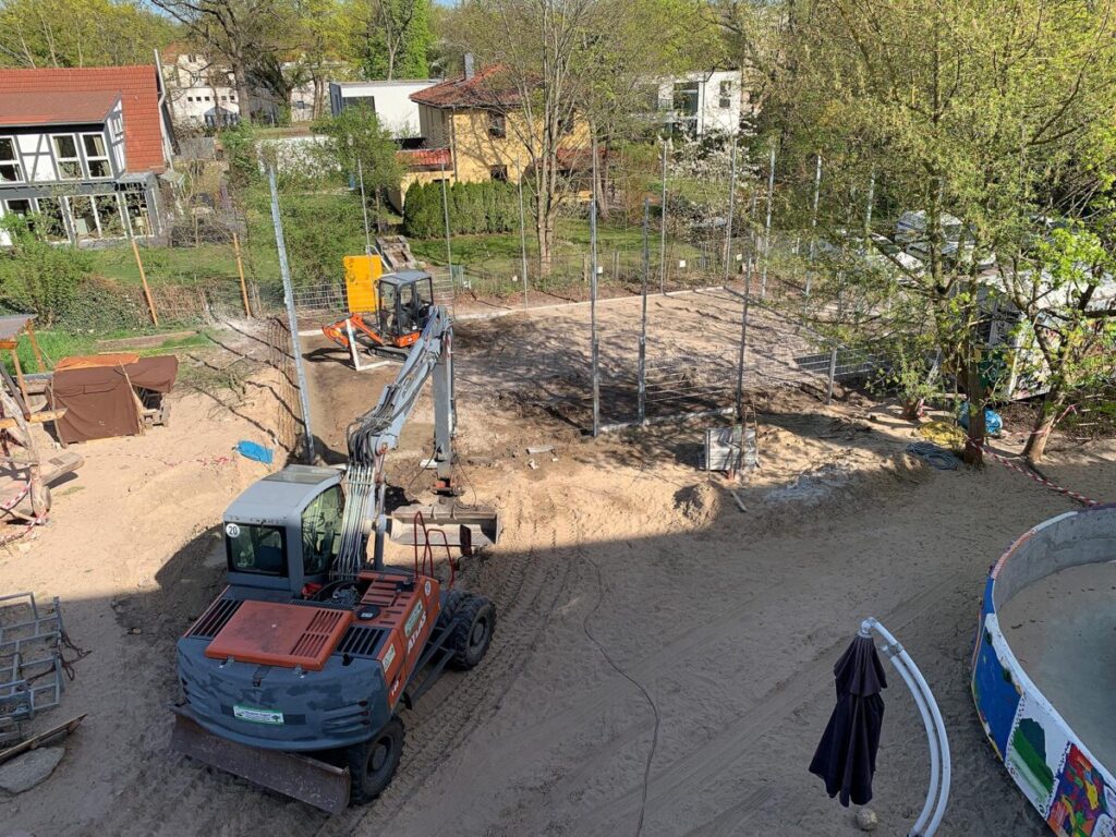 Die Pfosten und erste Zaunfelder stehen