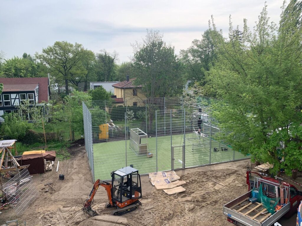 Montage der Tore und Besketballkörbe