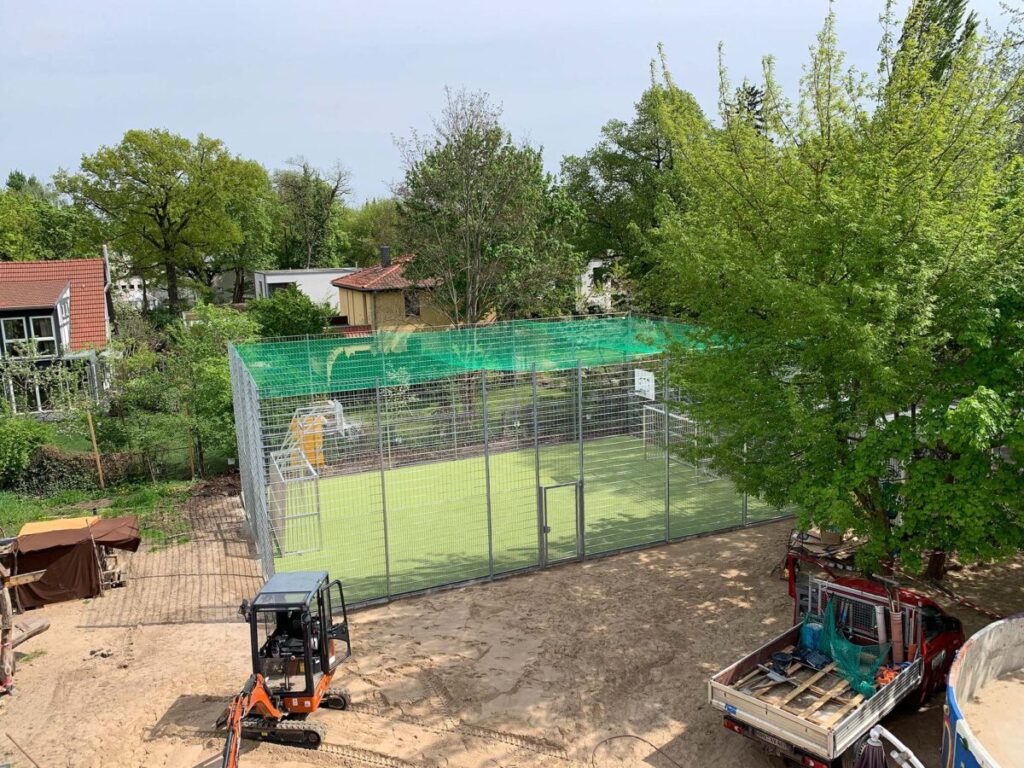 fertiger Ballspielplatz mit Toren und Ballfangnetz